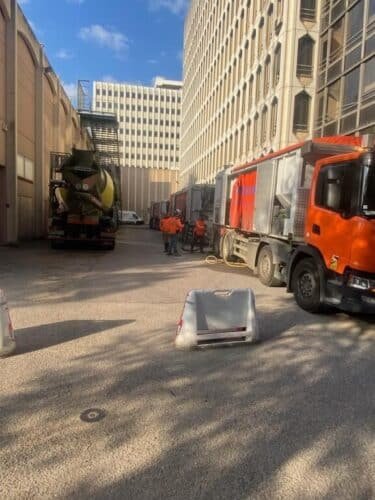 camion en preparation pour pose de chape