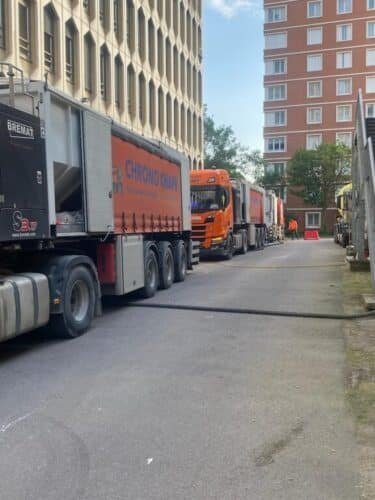 camion en preparation pour pose de chape